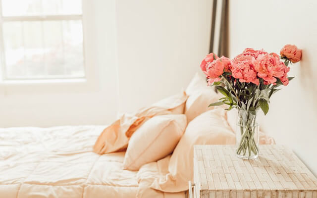 ベッド脇に置かれたピンクの花たち